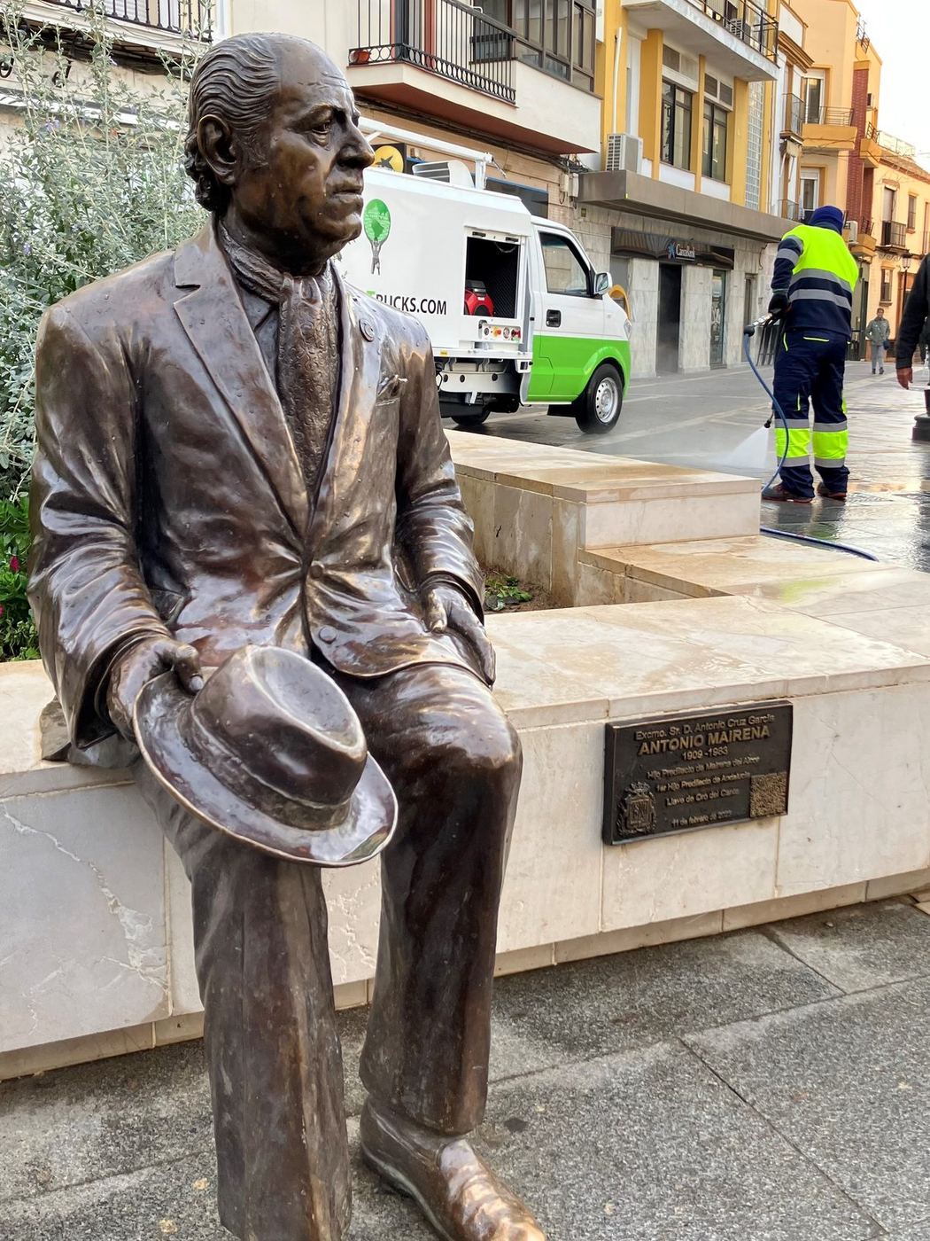 Limpieza hidráulica en el centro del municipio